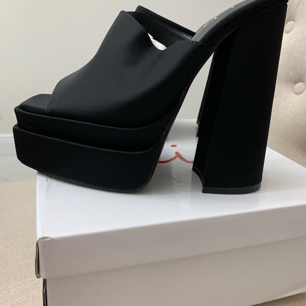 GORGEOUS PLATFORM MULES BLOCK HEEL♥️